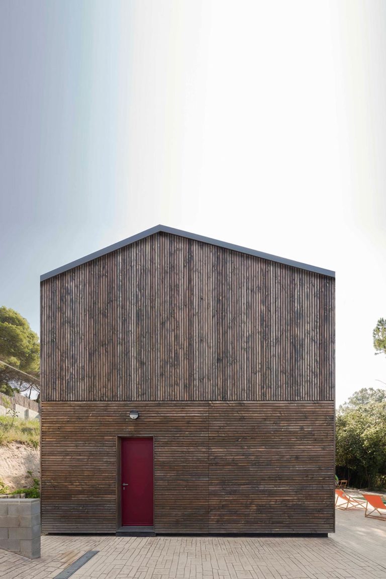 BUD Arquitectura Casas sanas Casa Roots sostenible ecoeficiente casa de madera integrada en el entorno climatización sana sostenible, de madera prefabricada, fachada de madera